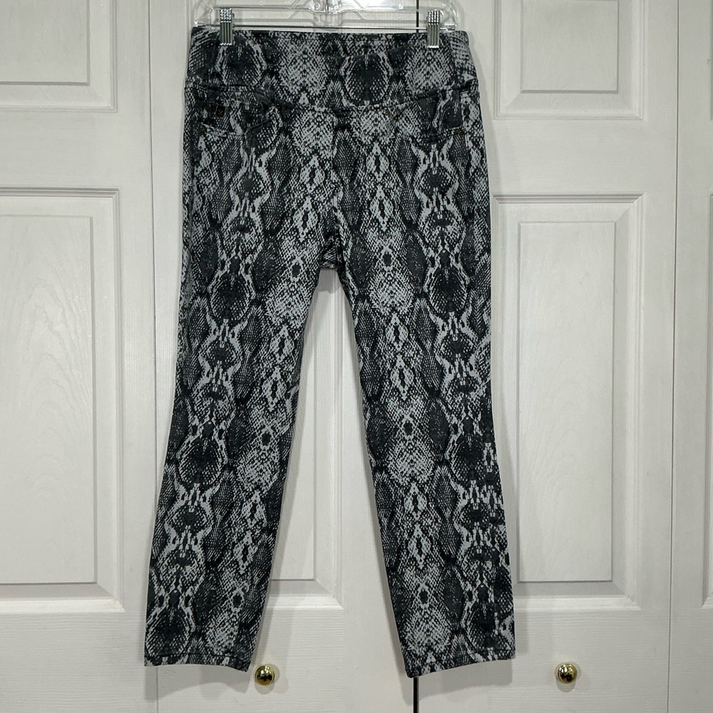 🤎 Belle by Kim Gravel Gray and White Gray White Snake Print Pull On Jeans 10P